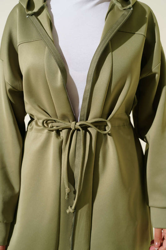 طقم مكون من قطعتين بغطاء للرأس وربطة على الخصر باللون الأخضر اللوزي