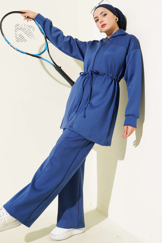 بدلة مكونة من قطعتين بغطاء للرأس ورباط عند الخصر، باللون الأزرق الداكن