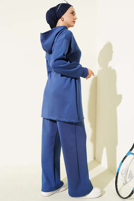 بدلة مكونة من قطعتين بغطاء للرأس ورباط عند الخصر، باللون الأزرق الداكن