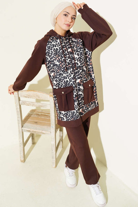 بدلة غوص من قطعتين بغطاء رأس وجيب ونقشة جلد النمر، لون بني