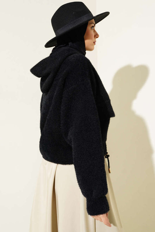 Gilet court en maille à capuche et boutons-pression noir