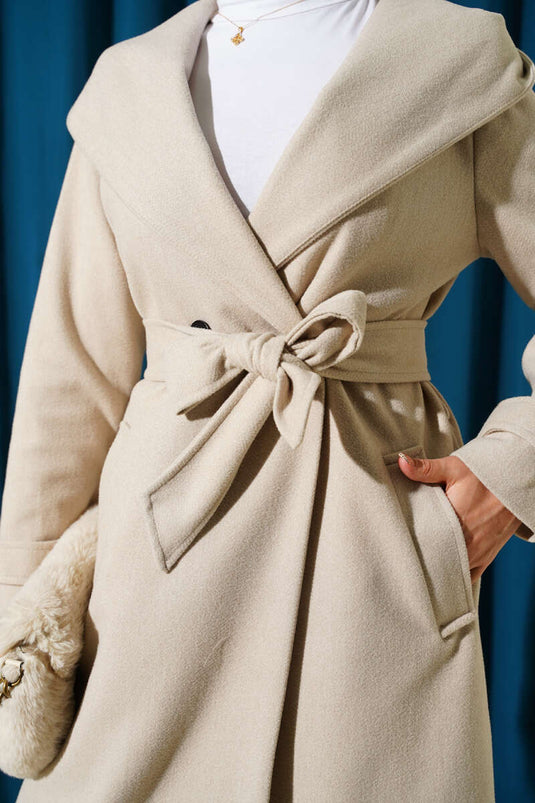 Manteau en cachemire beige à capuche et boutons