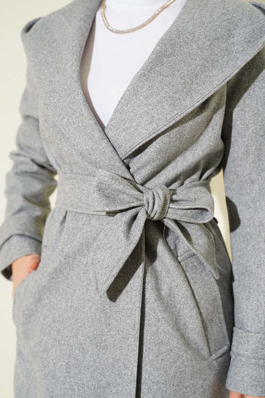 Manteau en cachemire gris à capuche et boutons