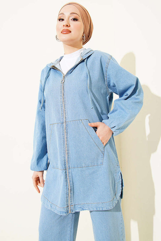 Ensemble en jean bleu clair avec capuche, fermeture éclair et poches