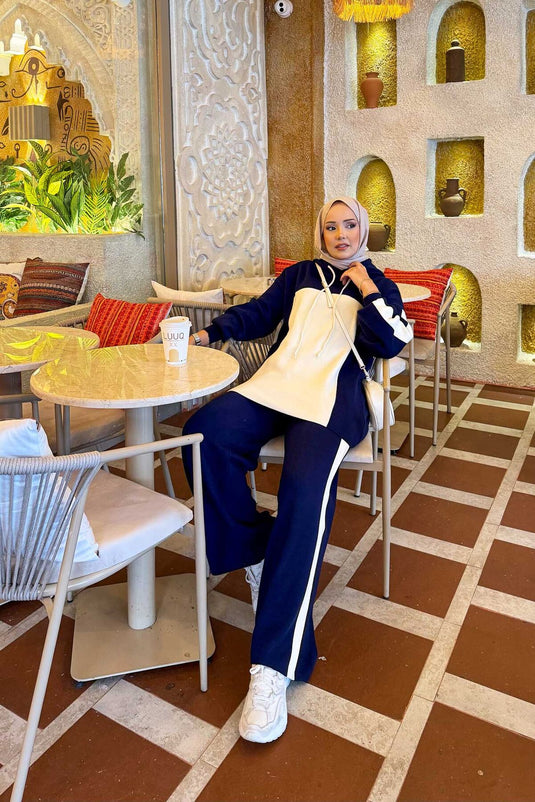 بدلة تريكو ثنائية اللون بغطاء رأس باللون الأزرق الداكن