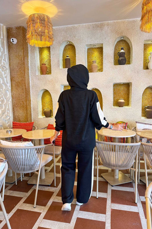 طقم تريكو بغطاء رأس بلونين أسود