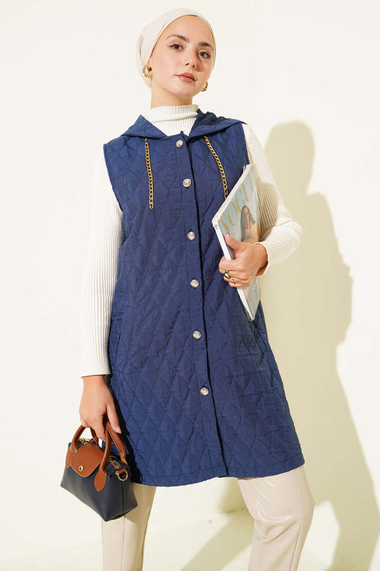 سترة قصيرة مبطنة بقلنسوة باللون الكحلي