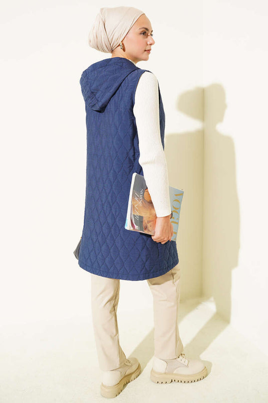 سترة قصيرة مبطنة بقلنسوة باللون الكحلي