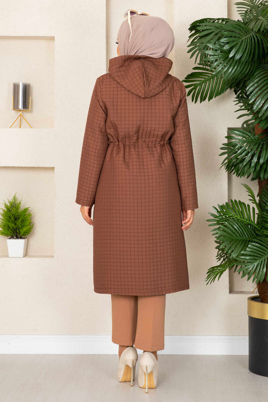 Trench-coat matelassé à capuche marron avec hijab