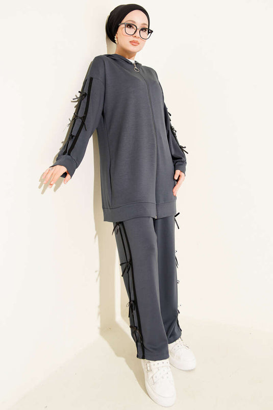 Completo due pezzi con cappuccio Loysa e dettaglio nastro, grigio fumo