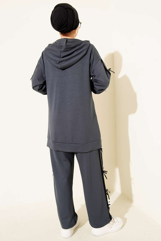 Completo due pezzi con cappuccio Loysa e dettaglio nastro, grigio fumo