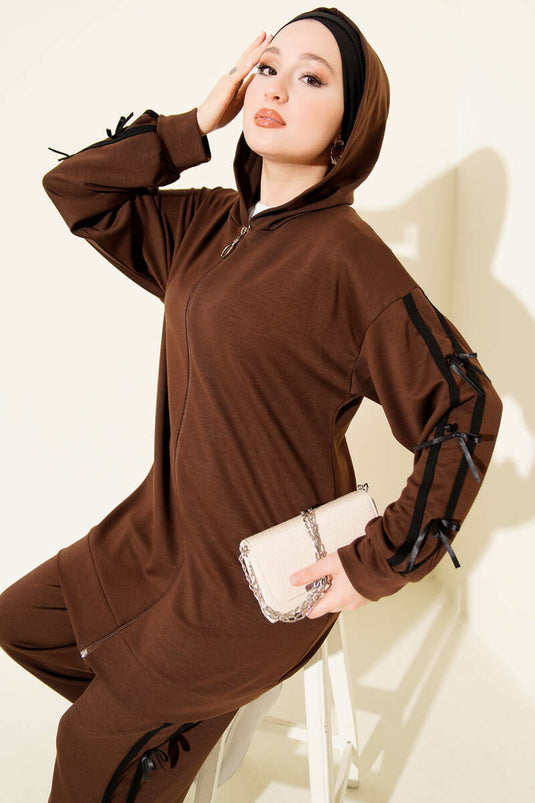 Completo due pezzi con cappuccio Loysa e dettaglio nastro, color caffè