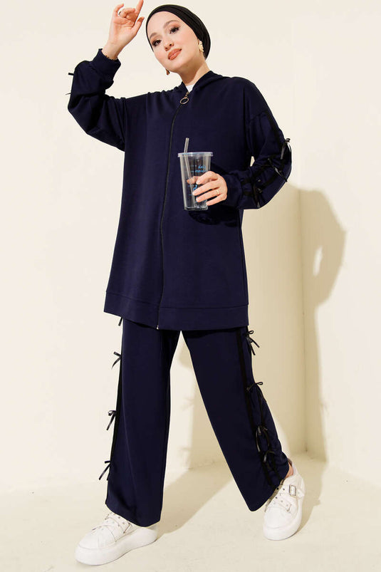 Completo due pezzi con cappuccio Loysa e dettaglio nastro, blu navy