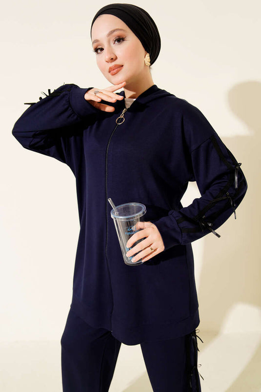 Completo due pezzi con cappuccio Loysa e dettaglio nastro, blu navy