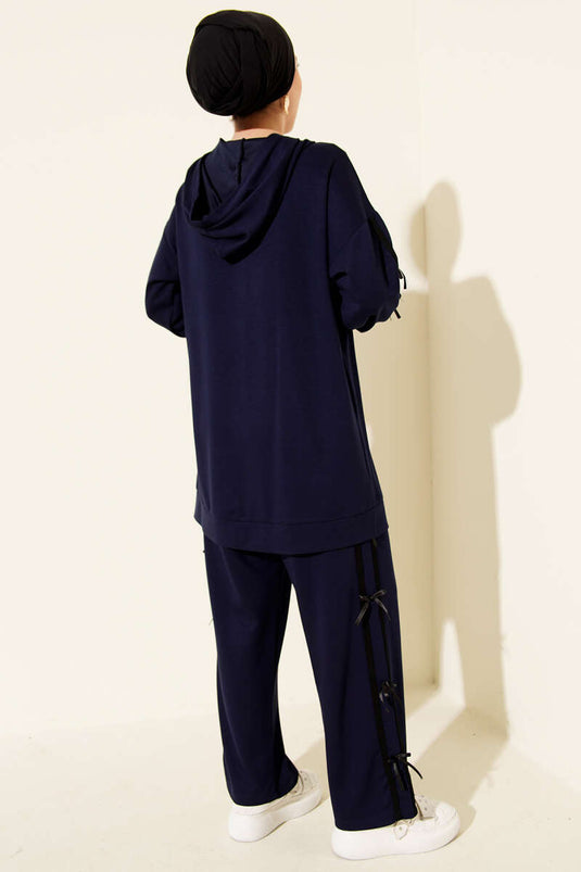 Completo due pezzi con cappuccio Loysa e dettaglio nastro, blu navy