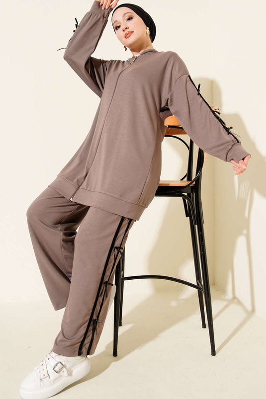 Completo due pezzi con cappuccio Loyşa e dettaglio nastro, colore visone