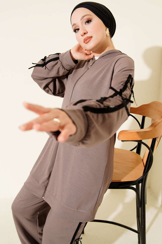 Completo due pezzi con cappuccio Loyşa e dettaglio nastro, colore visone