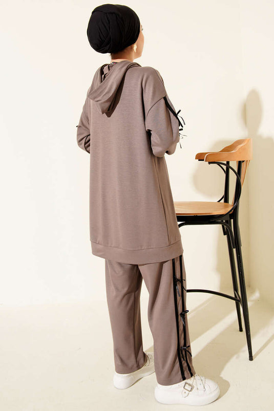 Completo due pezzi con cappuccio Loyşa e dettaglio nastro, colore visone