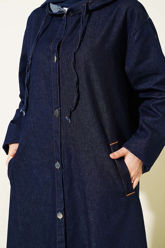 Veste en jean bleu marine à capuche avec boutons métalliques