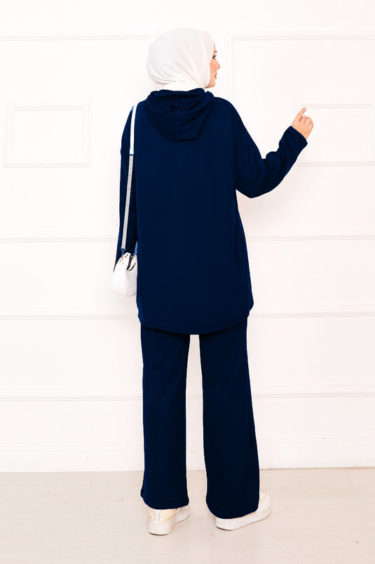 بدلة أويسو زرقاء داكنة مع تفاصيل مطاطية أمامية بغطاء للرأس