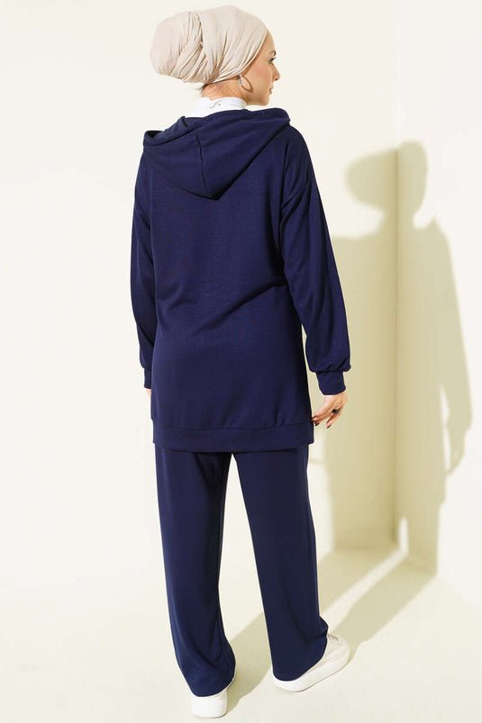 Completo due pezzi Loysa con cappuccio, dettagli in pietra e tasche, blu navy