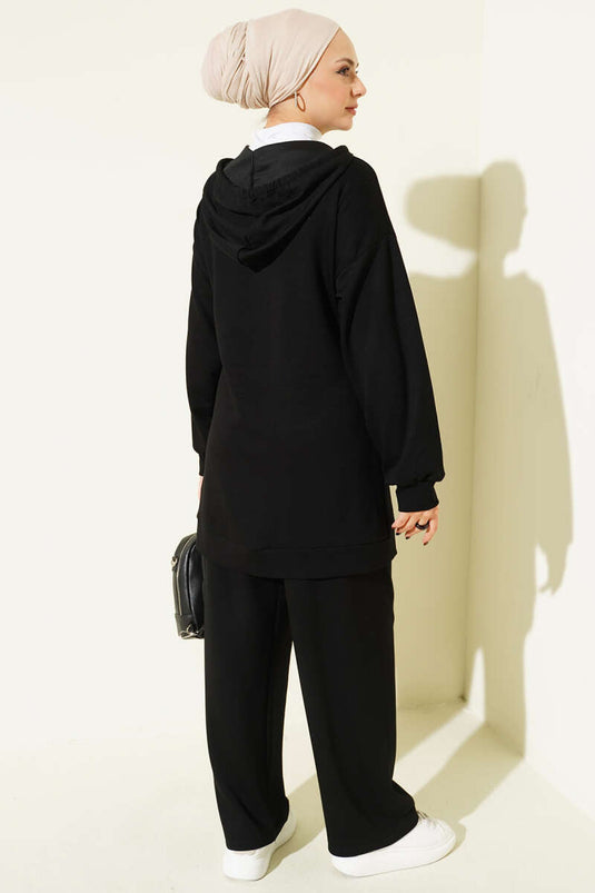 Completo due pezzi Loysa con cappuccio, dettagli in pietra e tasche, nero