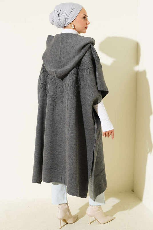 Poncho à capuche en maille fumée