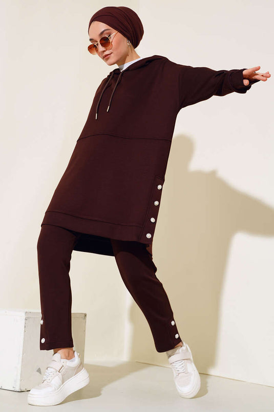 طقم مزدوج بغطاء للرأس مرصع بأحجار على الجوانب باللون البني