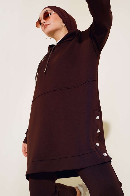 طقم مزدوج بغطاء للرأس مرصع بأحجار على الجوانب باللون البني