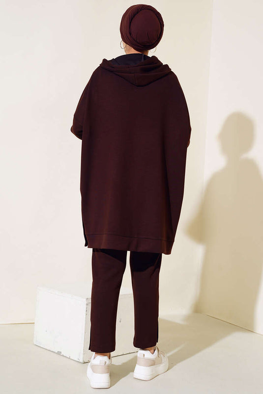 طقم مزدوج بغطاء للرأس مرصع بأحجار على الجوانب باللون البني