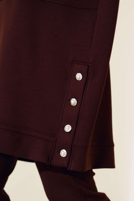 طقم مزدوج بغطاء للرأس مرصع بأحجار على الجوانب باللون البني