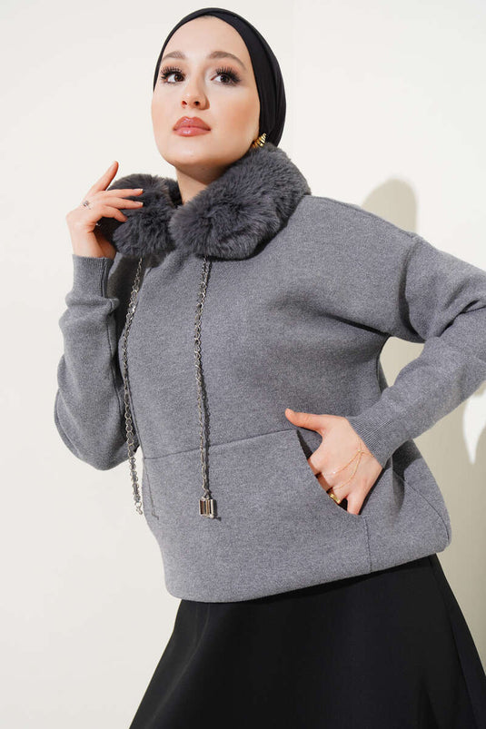 سترة محبوكة بغطاء رأس من الفرو باللون الرمادي