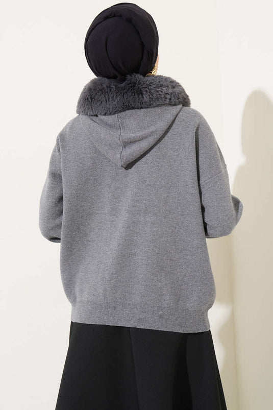 سترة محبوكة بغطاء رأس من الفرو باللون الرمادي