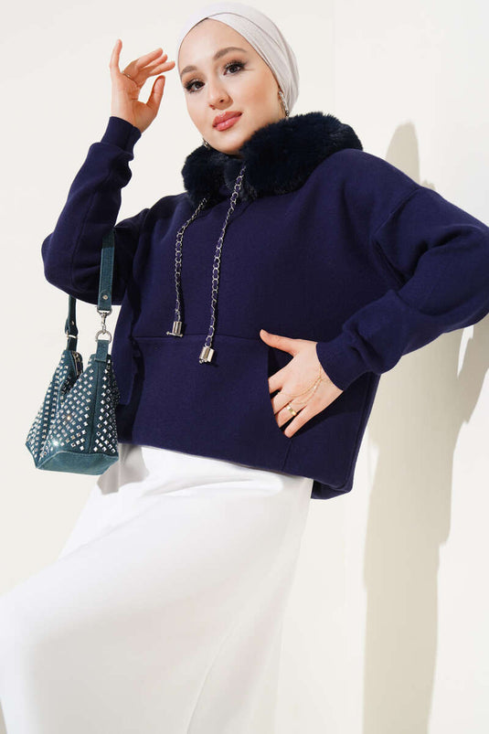 سترة محبوكة بغطاء رأس من الفرو باللون الأزرق الداكن