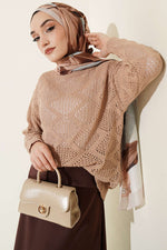 Pull en tricot ajouré à motif carré latte