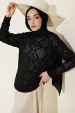 Pull en tricot ajouré à motif carré noir