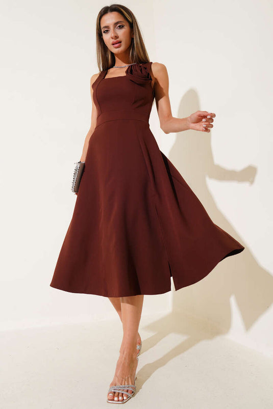 Midikleid mit eckigem Ausschnitt und Rosenapplikation, Braun