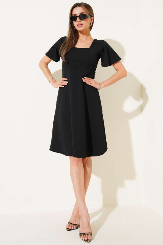 Schwarzes Midikleid mit eckigem Ausschnitt