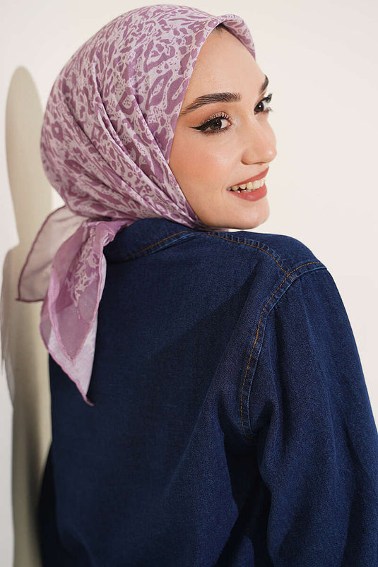 وشاح بنفسي منقوش