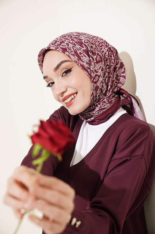 وشاح مزخرف بنفسجي