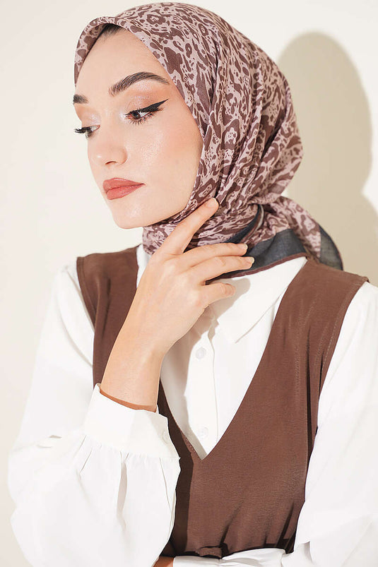 وشاح منقوش أسود وبيج