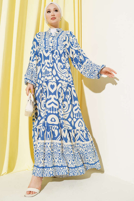 فستان أزرق بياقة على شكل حرف V بنقوش معقدة
