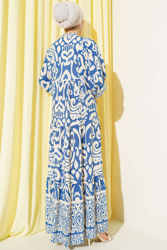 فستان أزرق بياقة على شكل حرف V بنقوش معقدة