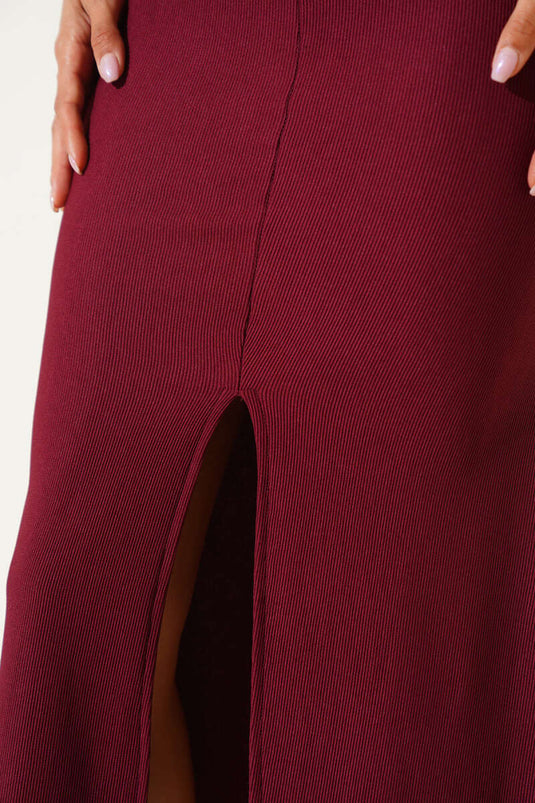 Bordeauxrode korsetjurk met gouden knoopdetails