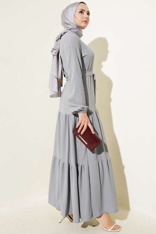 فستان رمادي من الكريب متعدد الطبقات مع حزام