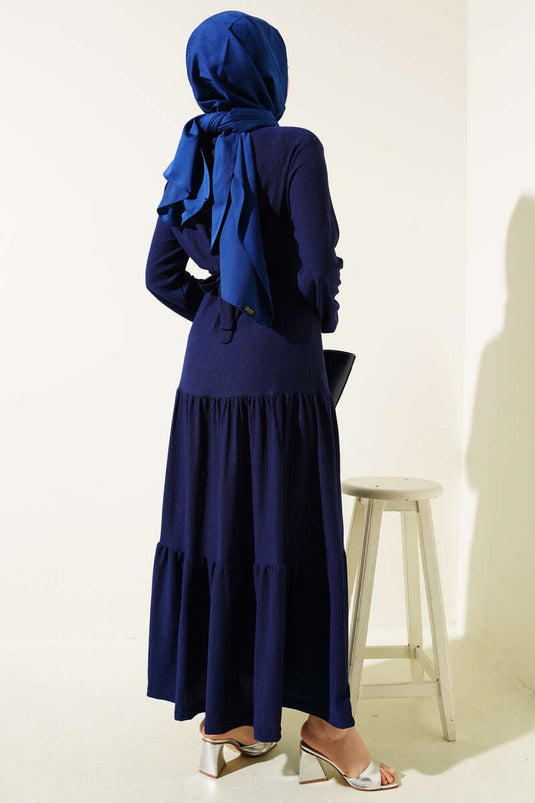 Robe bleu marine en crêpe à volants et ceinture