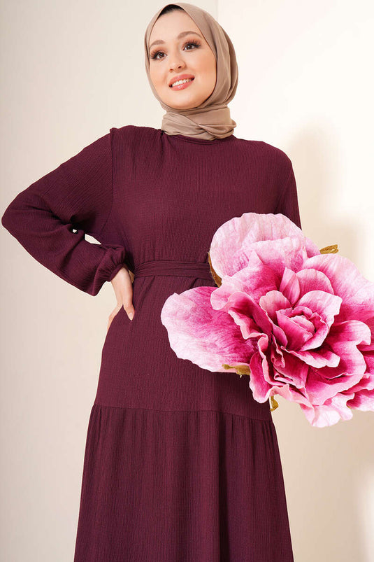 Mehrlagiges Crêpe-Kleid mit Gürtel Pflaume