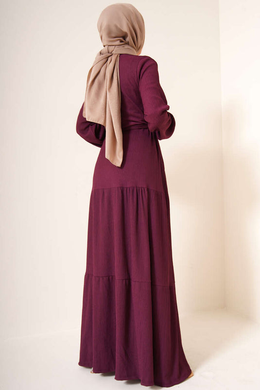 Mehrlagiges Crêpe-Kleid mit Gürtel Pflaume