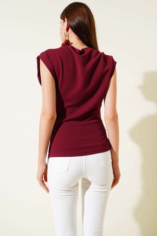 بلوزة مجمعة بفتحة رقبة على شكل قارب بلون عنابي