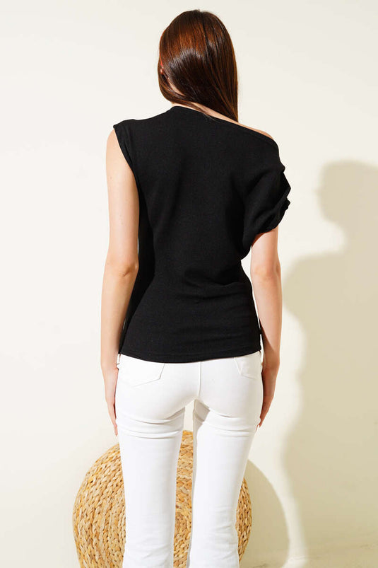 بلوزة سوداء مجمعة برقبة قارب